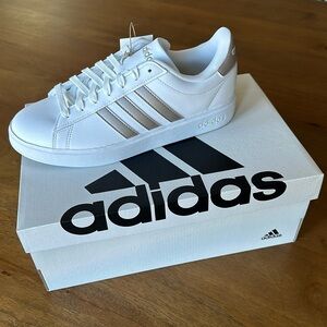 Adidas Grand Court 2.0 in White/Platin Metallic
